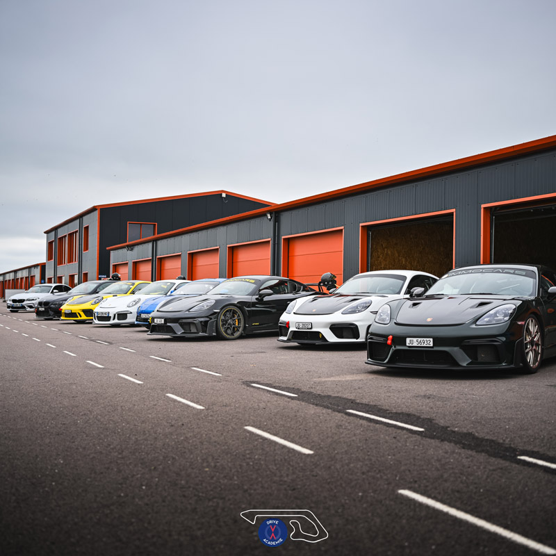 Voitures de courses sur circuit dans les Vosges