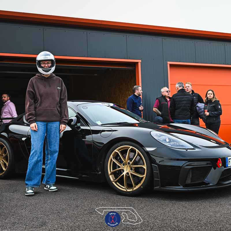 Pilote débutant sur le circuit de Mirecourt avec Drive Académie